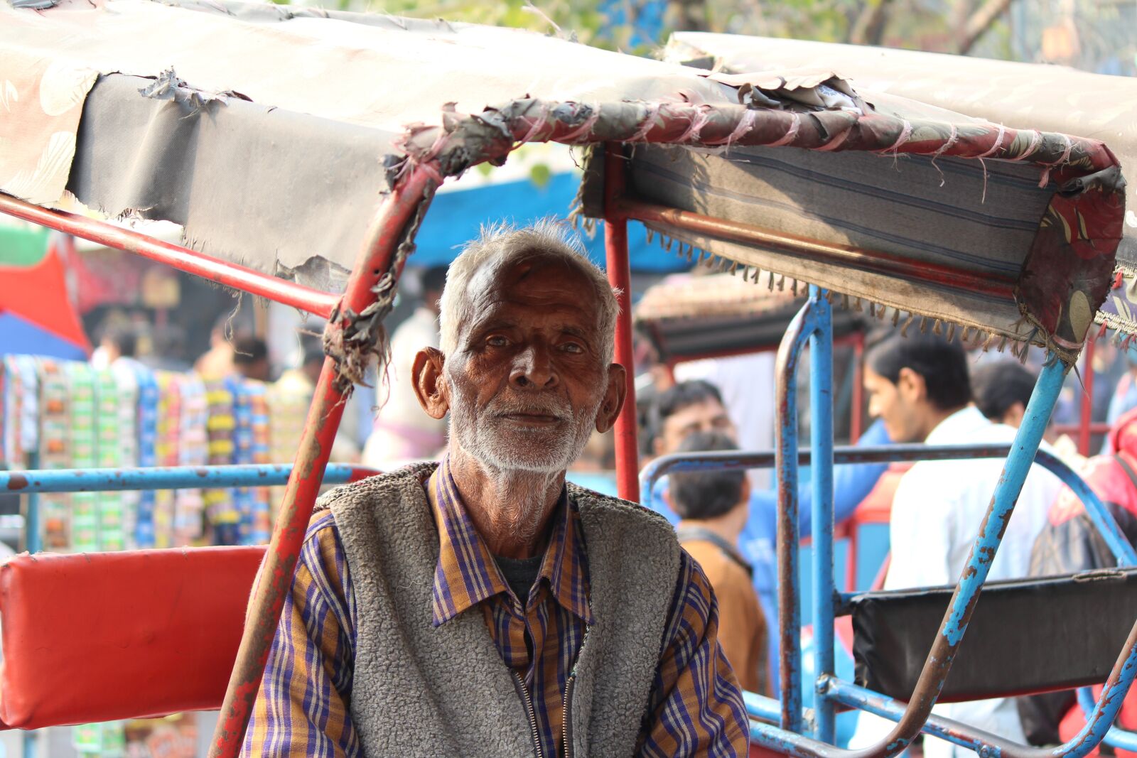 Canon EOS 1200D (EOS Rebel T5 / EOS Kiss X70 / EOS Hi) sample photo. Indian, old man, rickshaw photography