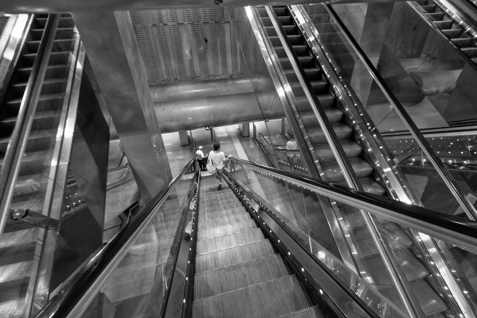 Canon EOS 100D (EOS Rebel SL1 / EOS Kiss X7) + Canon EF-S 10-18mm F4.5–5.6 IS STM sample photo. Subway, escalator, stairs photography