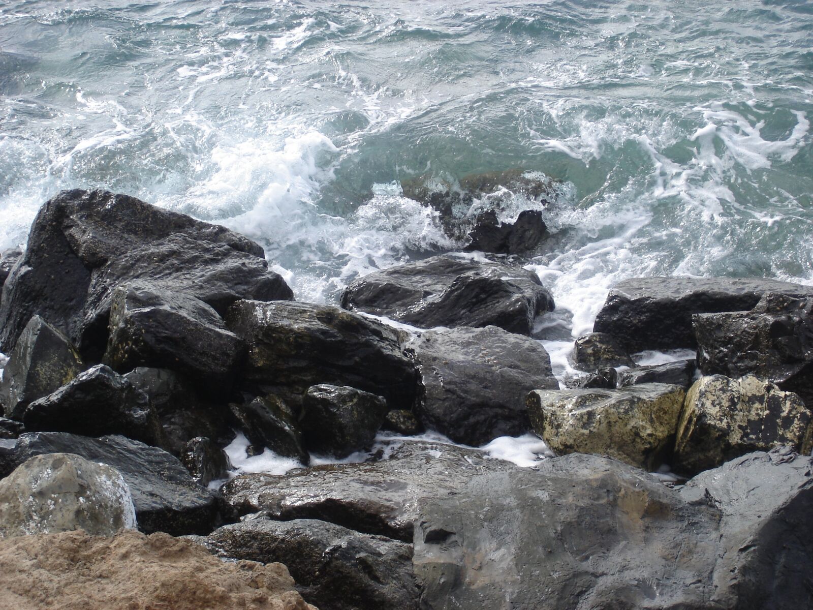 Sony DSC-W5 sample photo. Sea, coast, stones photography