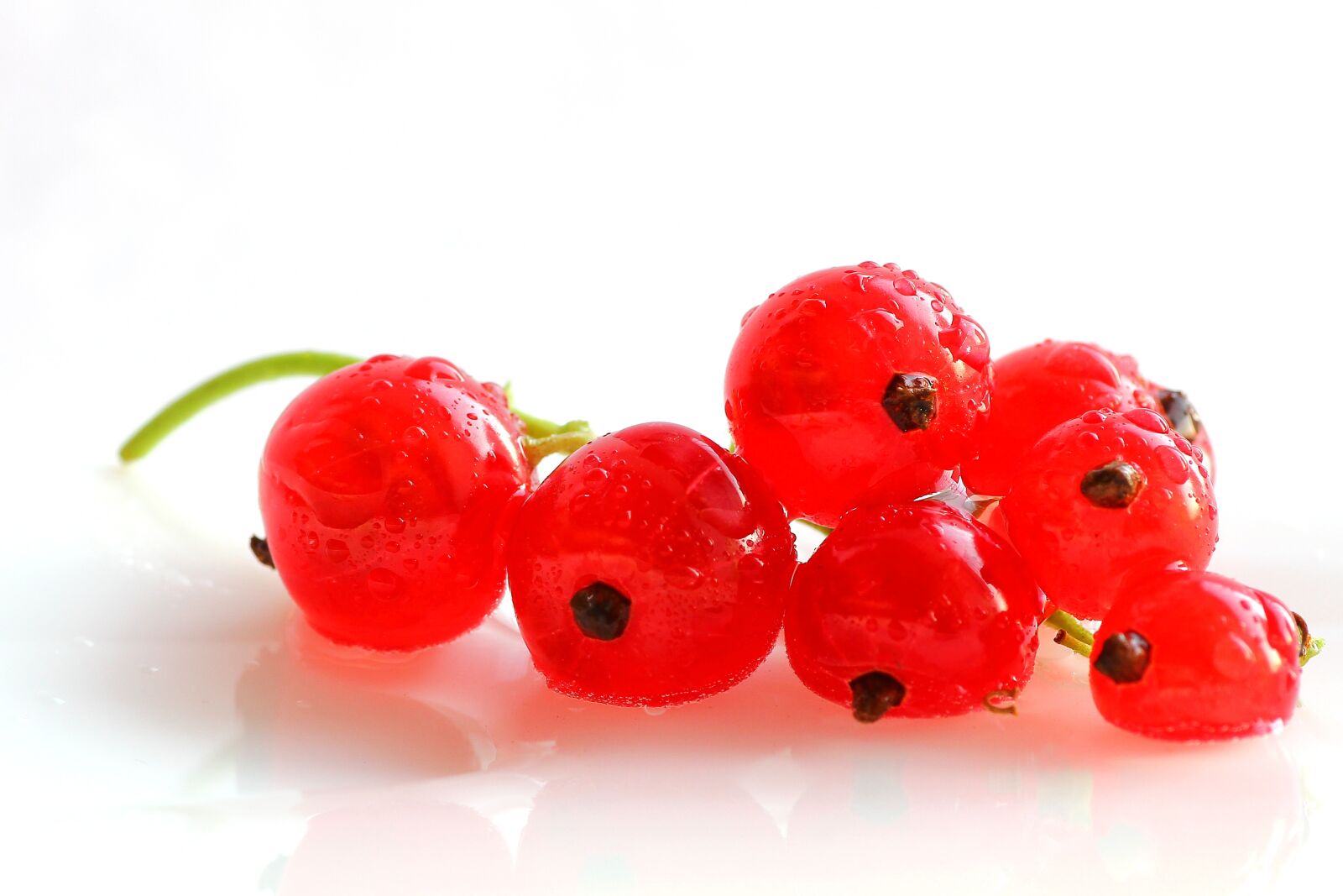 Canon EOS 550D (EOS Rebel T2i / EOS Kiss X4) sample photo. Currant, berry, macro photography