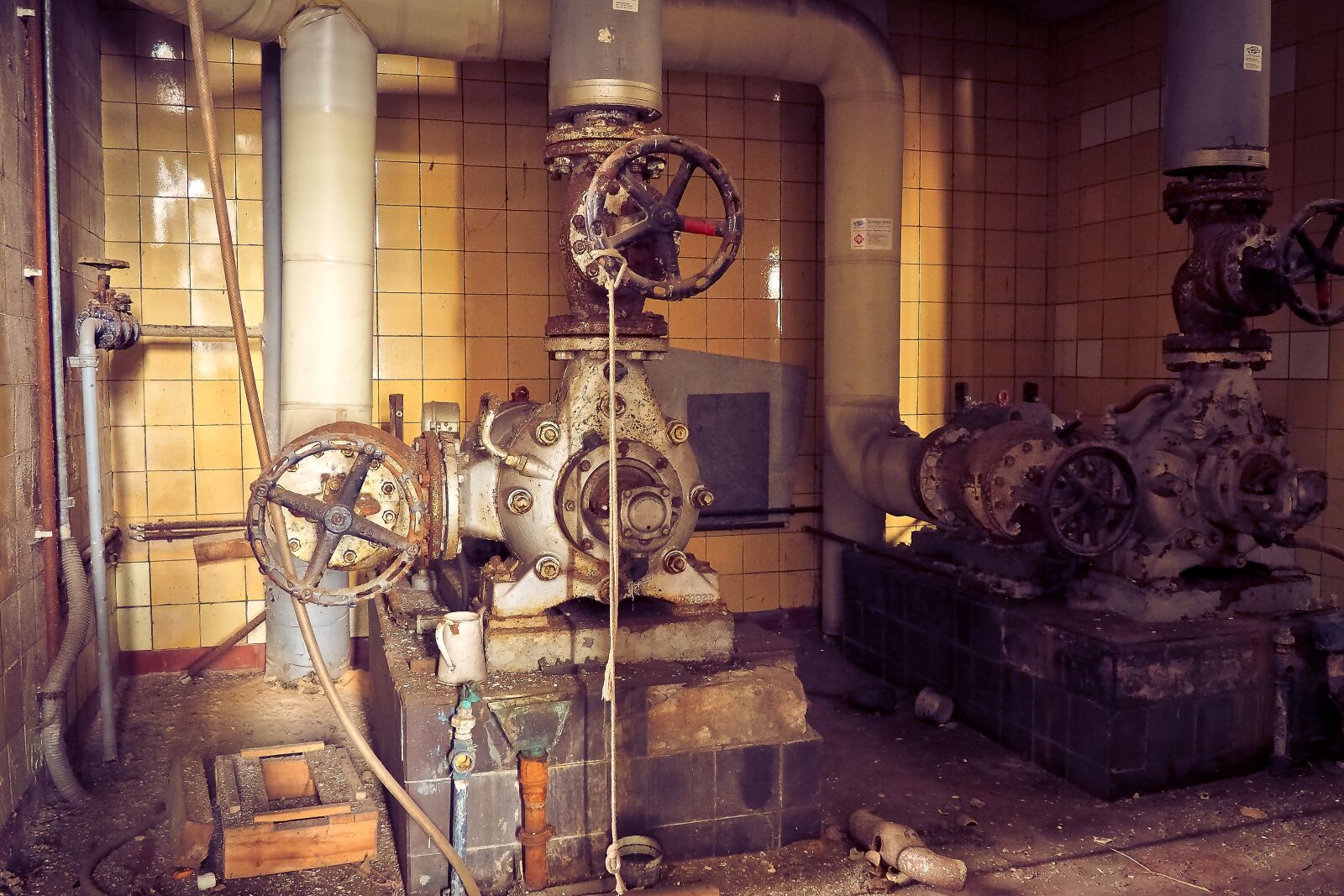 Olympus OM-D E-M10 sample photo. Lost places, keller, weird photography
