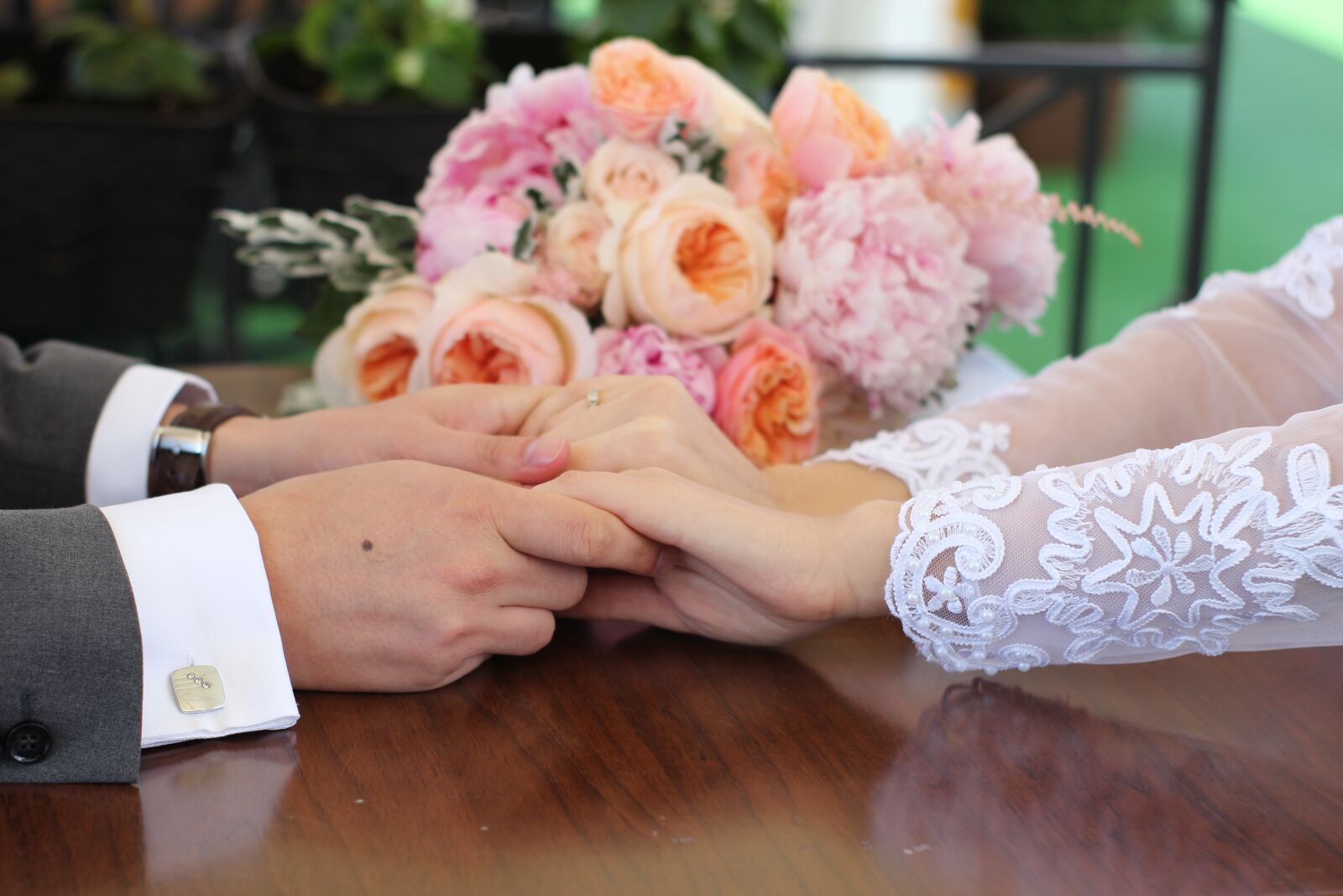 Canon EOS 600D (Rebel EOS T3i / EOS Kiss X5) sample photo. Bouquet, hands, love photography
