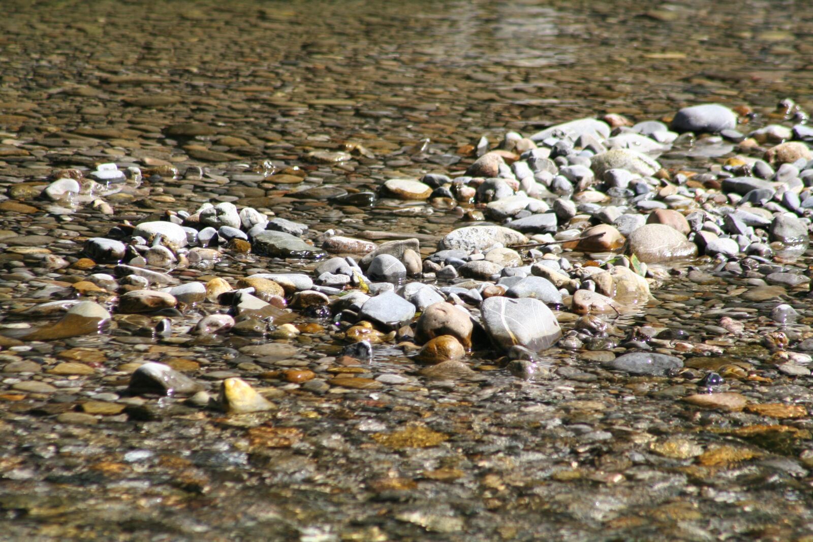 Canon EOS 350D (EOS Digital Rebel XT / EOS Kiss Digital N) sample photo. Stones, water, shallow photography