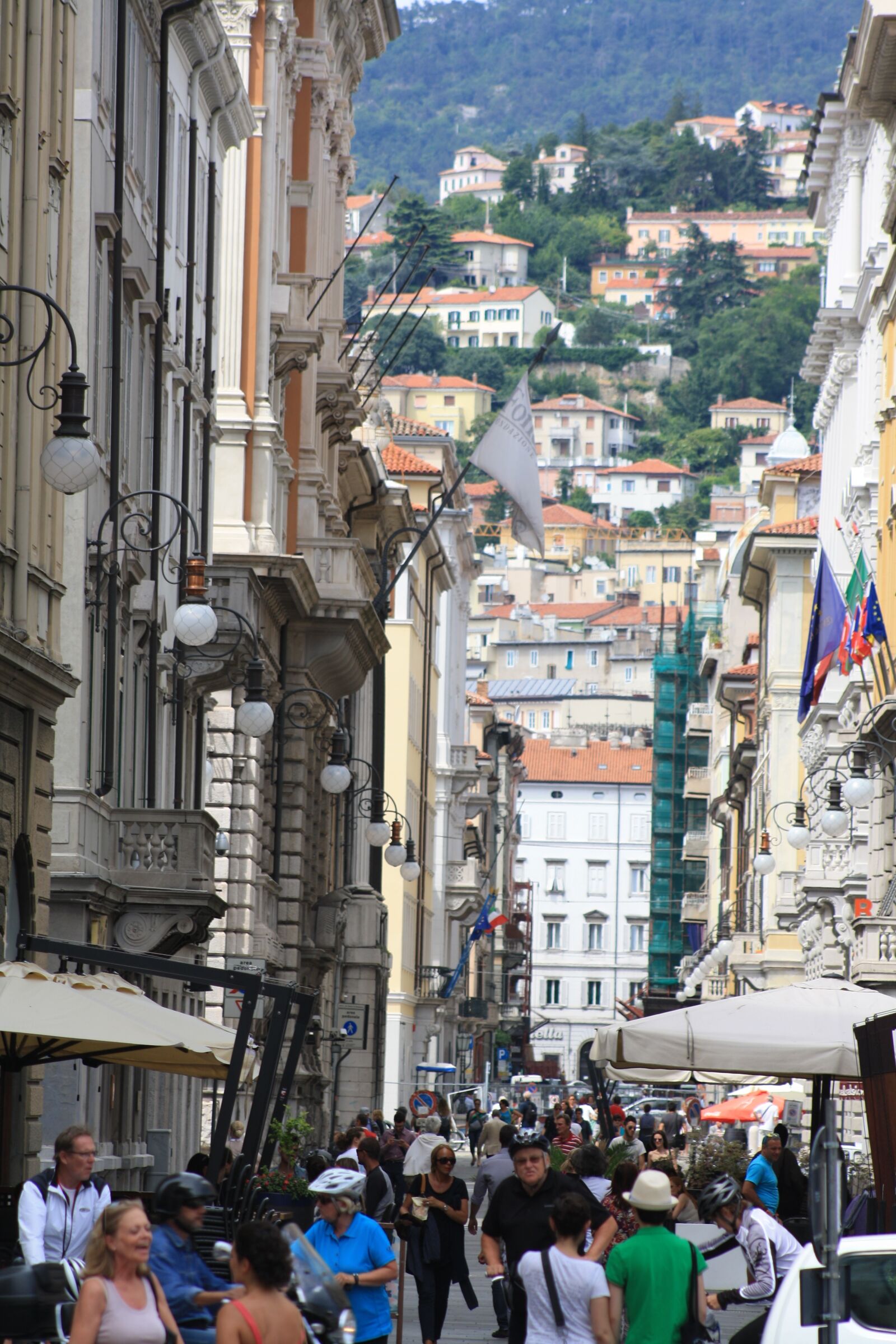 Canon EOS 1000D (EOS Digital Rebel XS / EOS Kiss F) sample photo. Italy, city, road photography