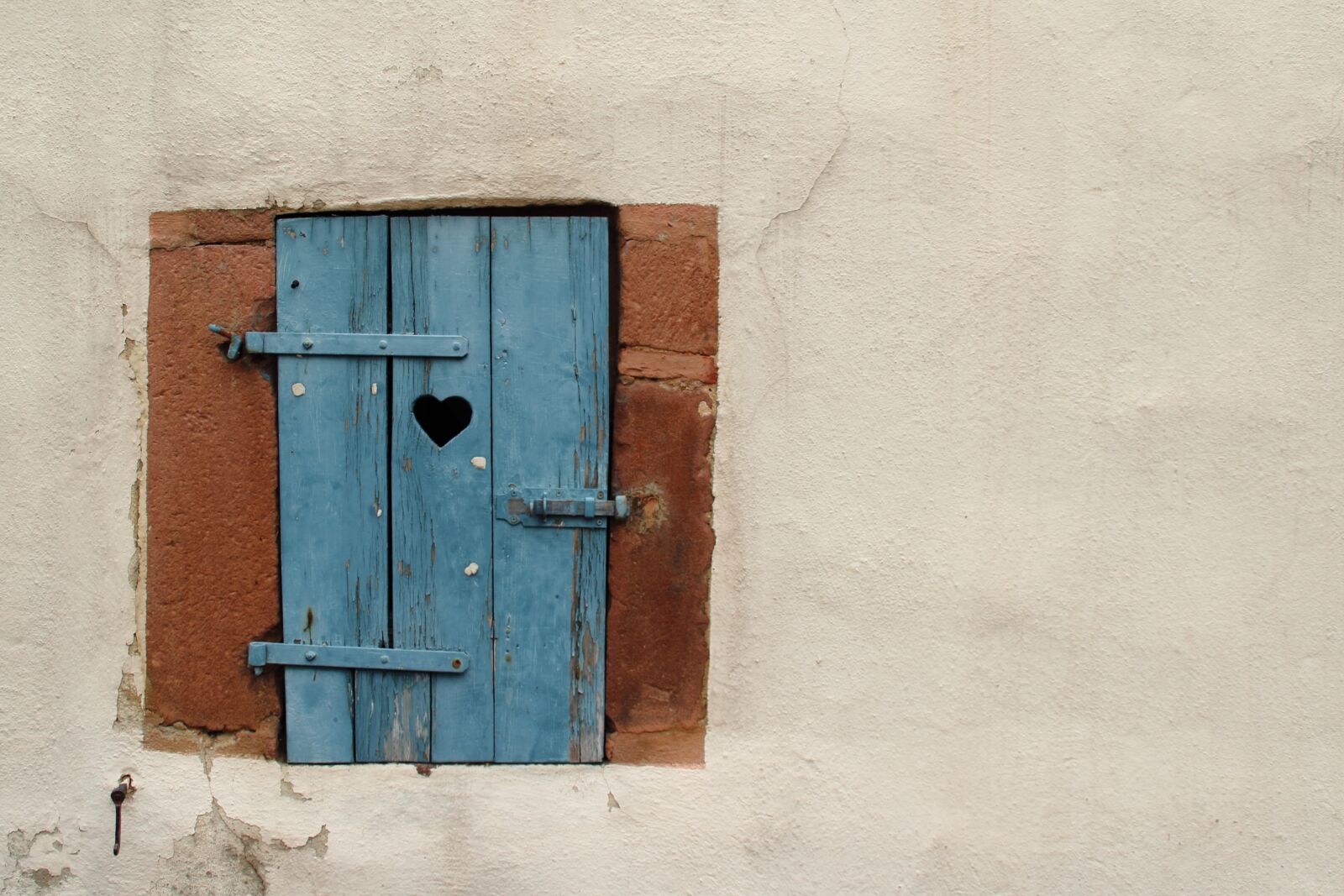 Canon EOS 100D (EOS Rebel SL1 / EOS Kiss X7) sample photo. Window, wall, old photography