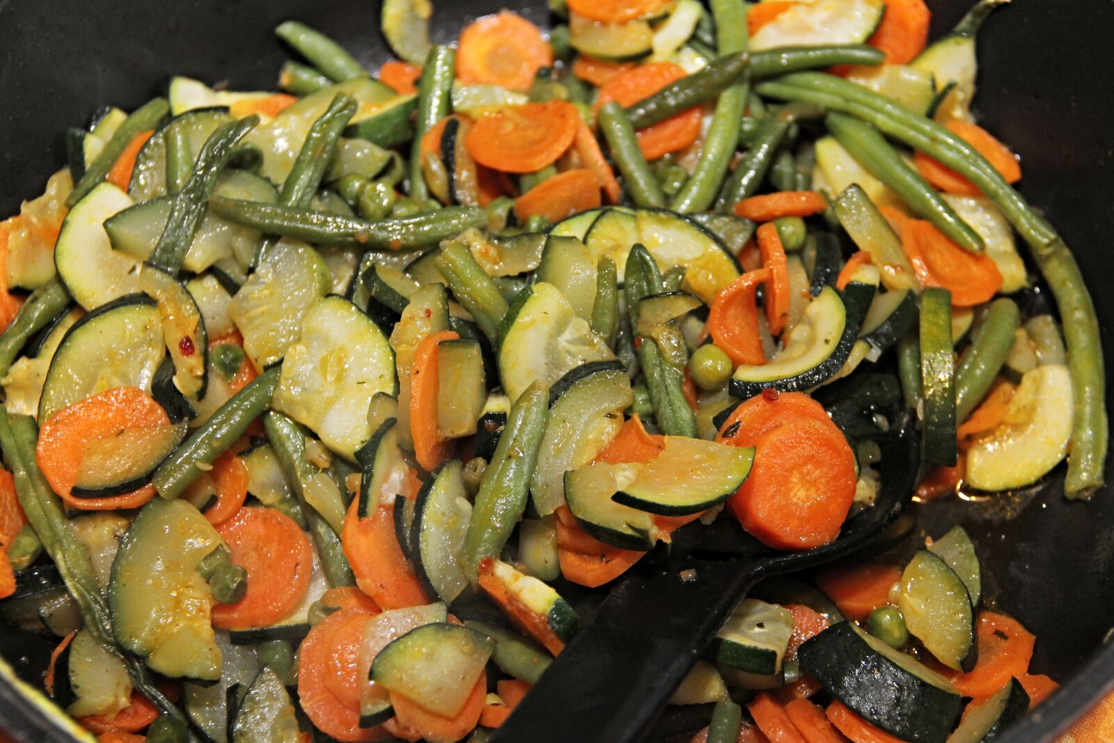Canon EOS 1100D (EOS Rebel T3 / EOS Kiss X50) sample photo. Vegetables, pan, vegetable pan photography