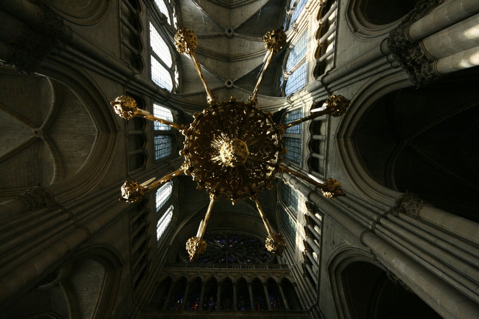 Canon EOS 400D (EOS Digital Rebel XTi / EOS Kiss Digital X) sample photo. Church, chandelier, perspective photography