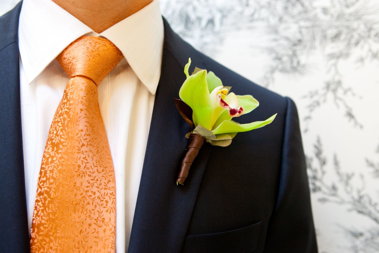 Canon EOS-1D Mark II sample photo. Wedding, groom, flowers photography