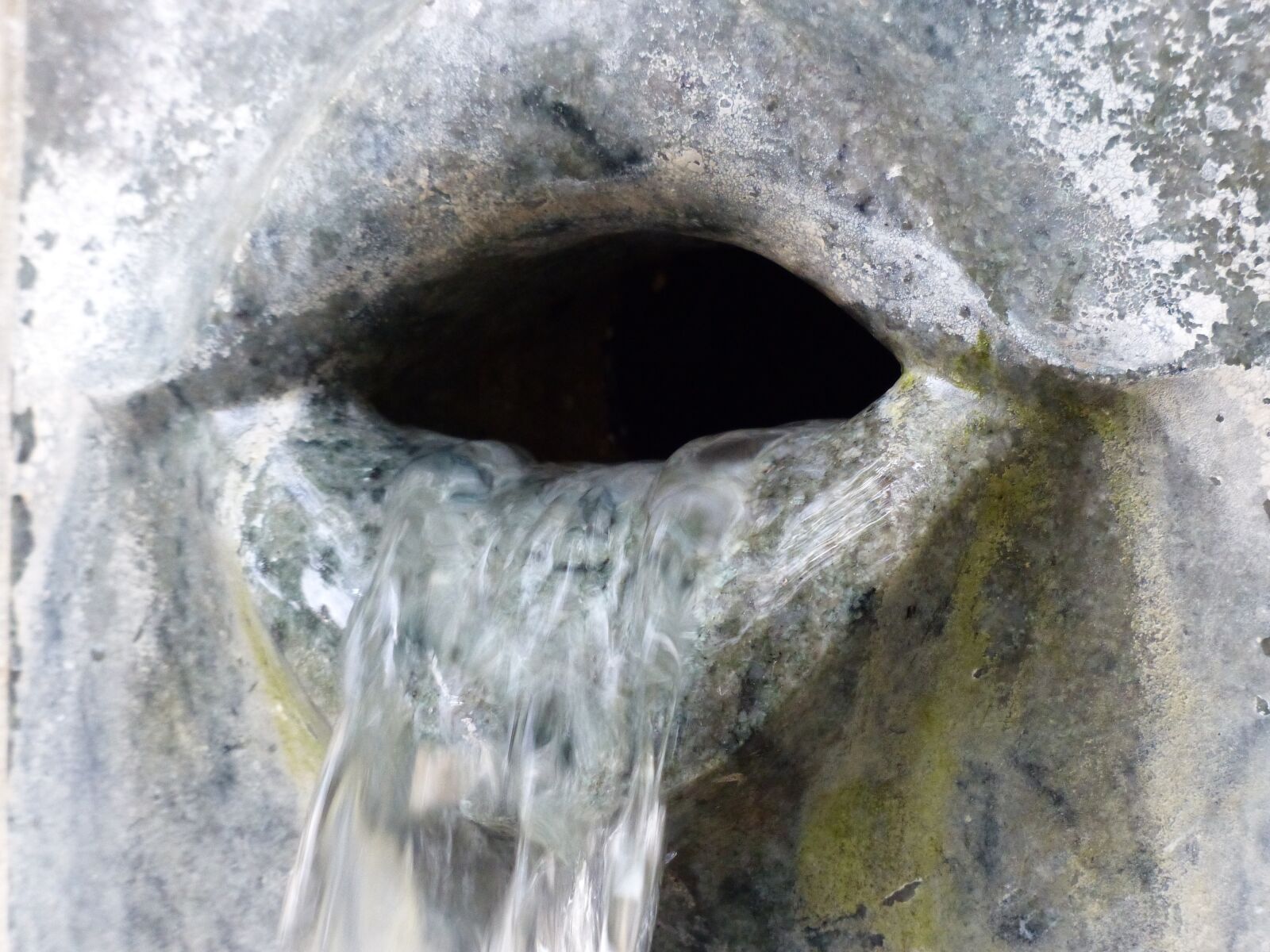 Panasonic Lumix DMC-FZ200 sample photo. Mouth, water, lips photography