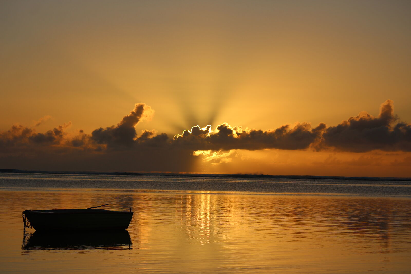 Canon EOS 1200D (EOS Rebel T5 / EOS Kiss X70 / EOS Hi) sample photo. Boat, by, the, sea photography