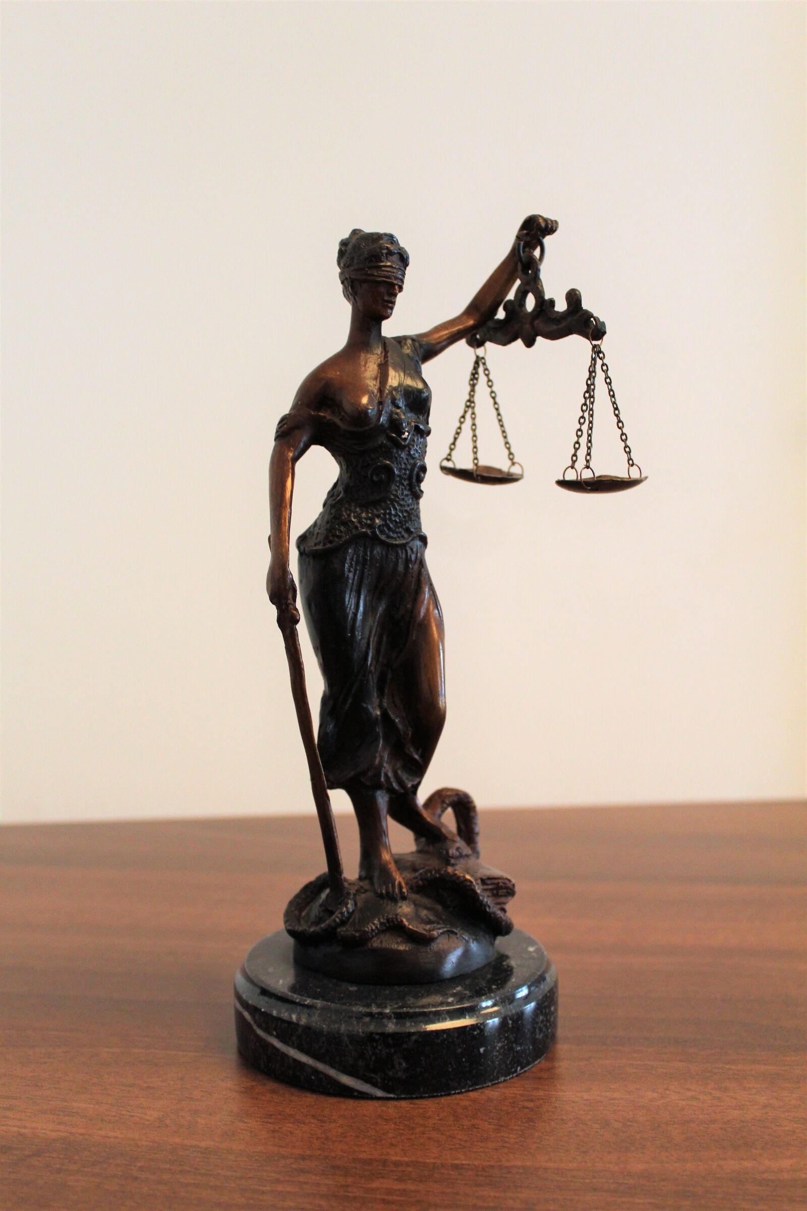 Canon EOS 1300D (EOS Rebel T6 / EOS Kiss X80) sample photo. Justitia, justice, blindness photography