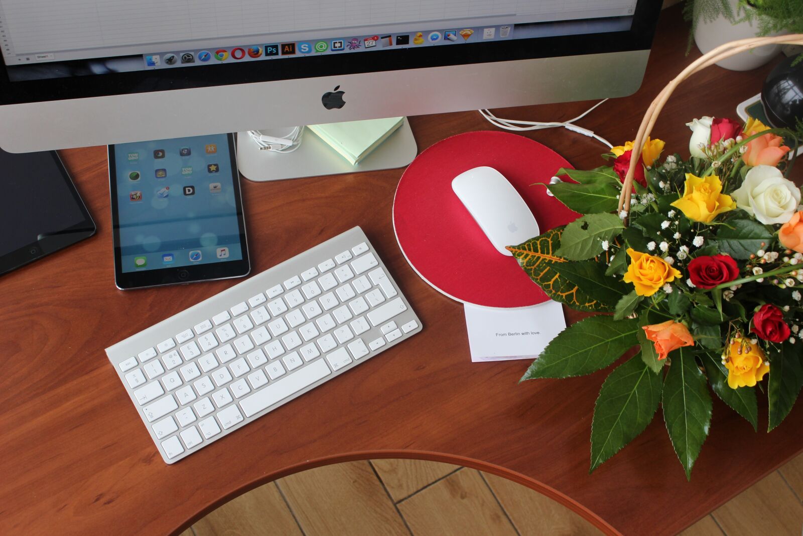Canon EOS 100D (EOS Rebel SL1 / EOS Kiss X7) sample photo. Computer, desk, flowers, ipad photography