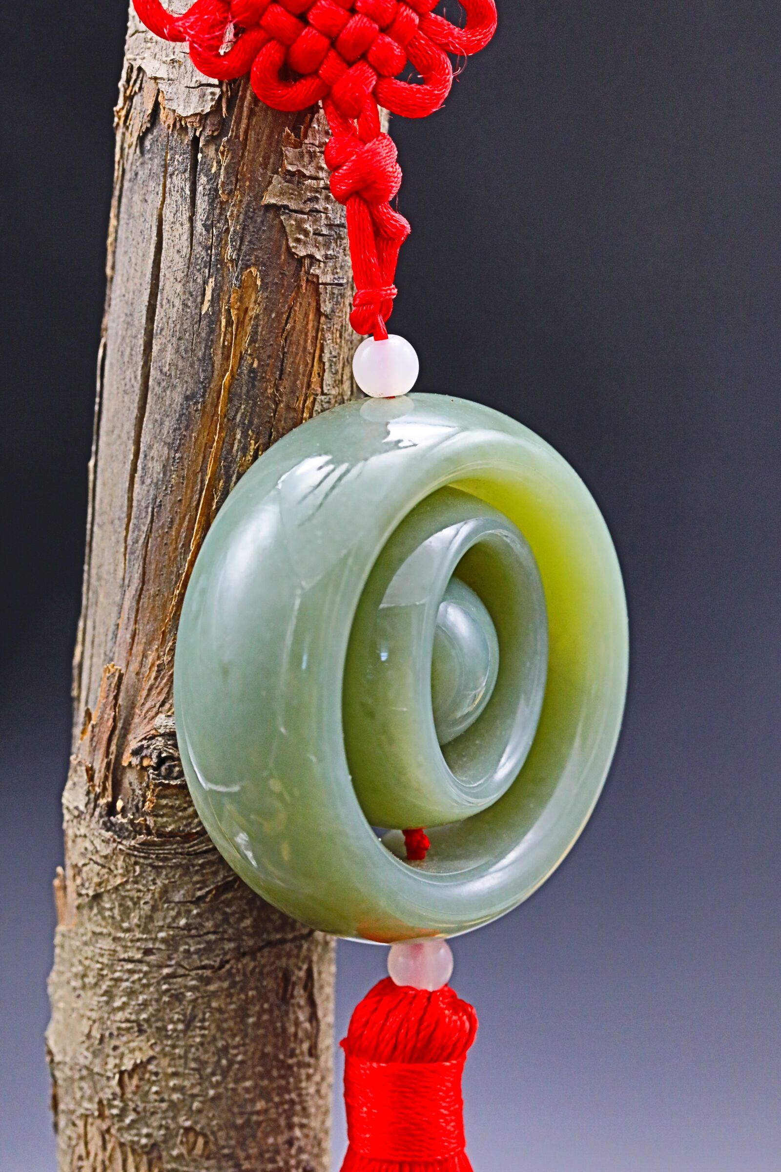Canon EF 100mm F2.8L Macro IS USM sample photo. Pendant, jade, decoration photography
