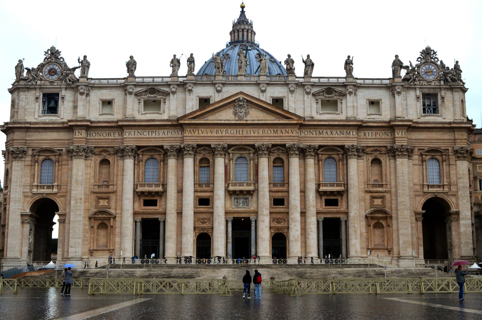 Nikon D3200 sample photo. St peter's basilica, columnar photography