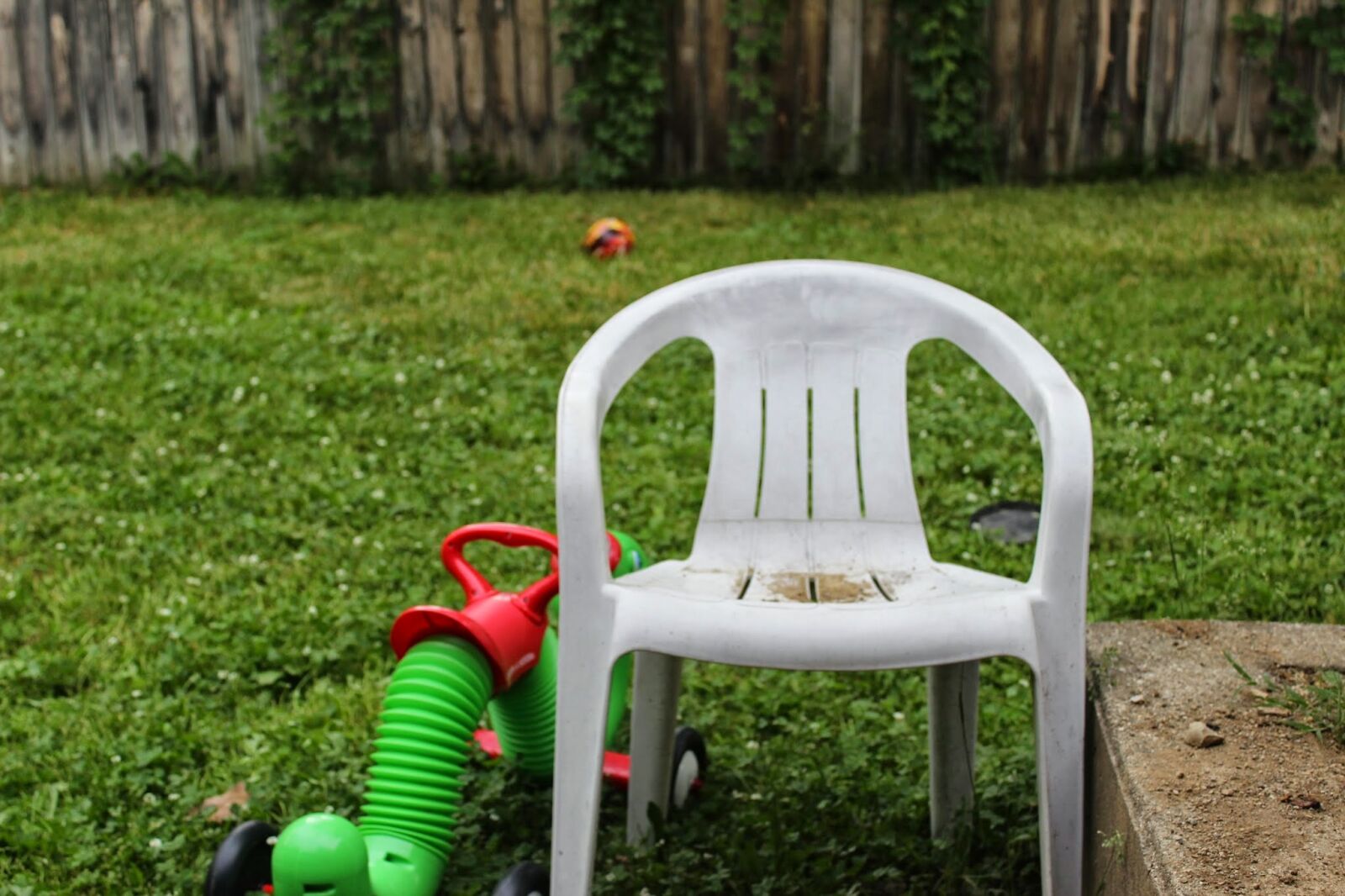 Canon EOS 600D (Rebel EOS T3i / EOS Kiss X5) sample photo. Backyard, toys, chair photography