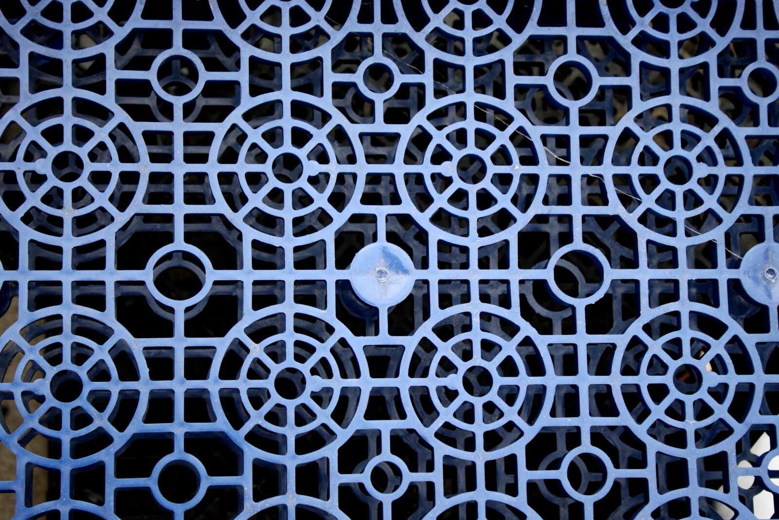 f/3.5-5.6 IS sample photo. Plastic, crate, texture photography