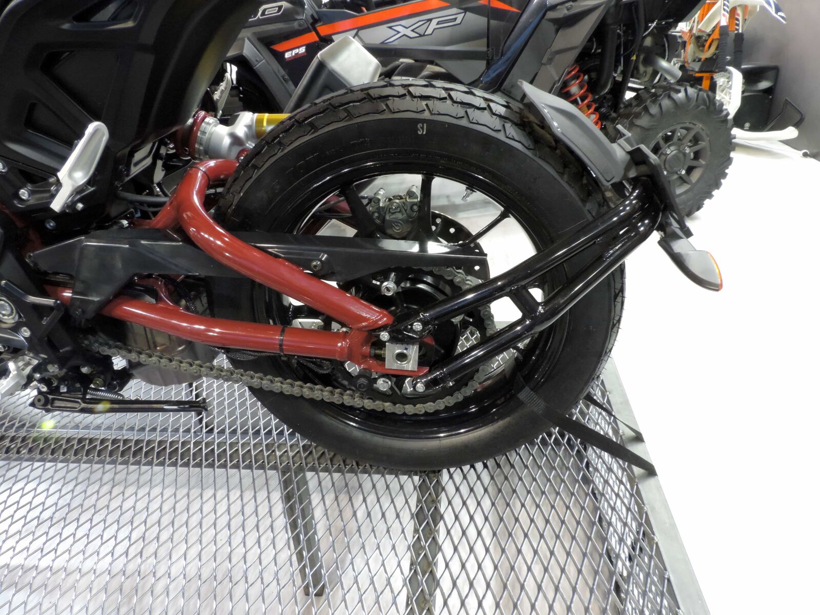 Nikon Coolpix P520 sample photo. Chain, garage, motocross, motorcycle photography