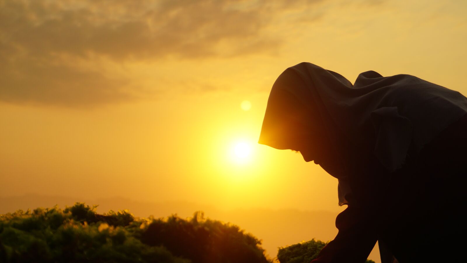 Sony E 16-50mm F3.5-5.6 PZ OSS sample photo. Sunrise, muslim woman, woman photography