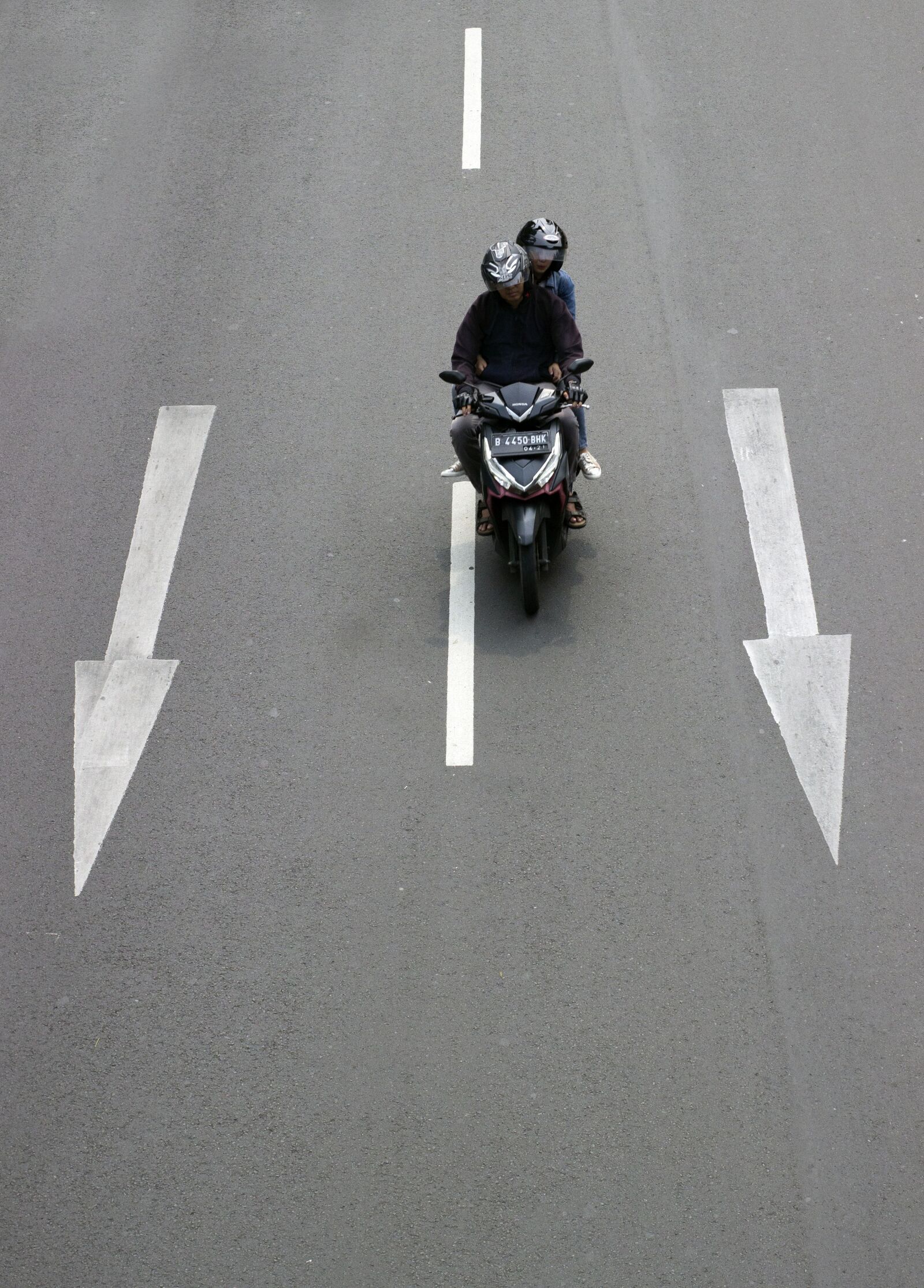 Canon EOS 600D (Rebel EOS T3i / EOS Kiss X5) sample photo. Motorcycle, people, street photography