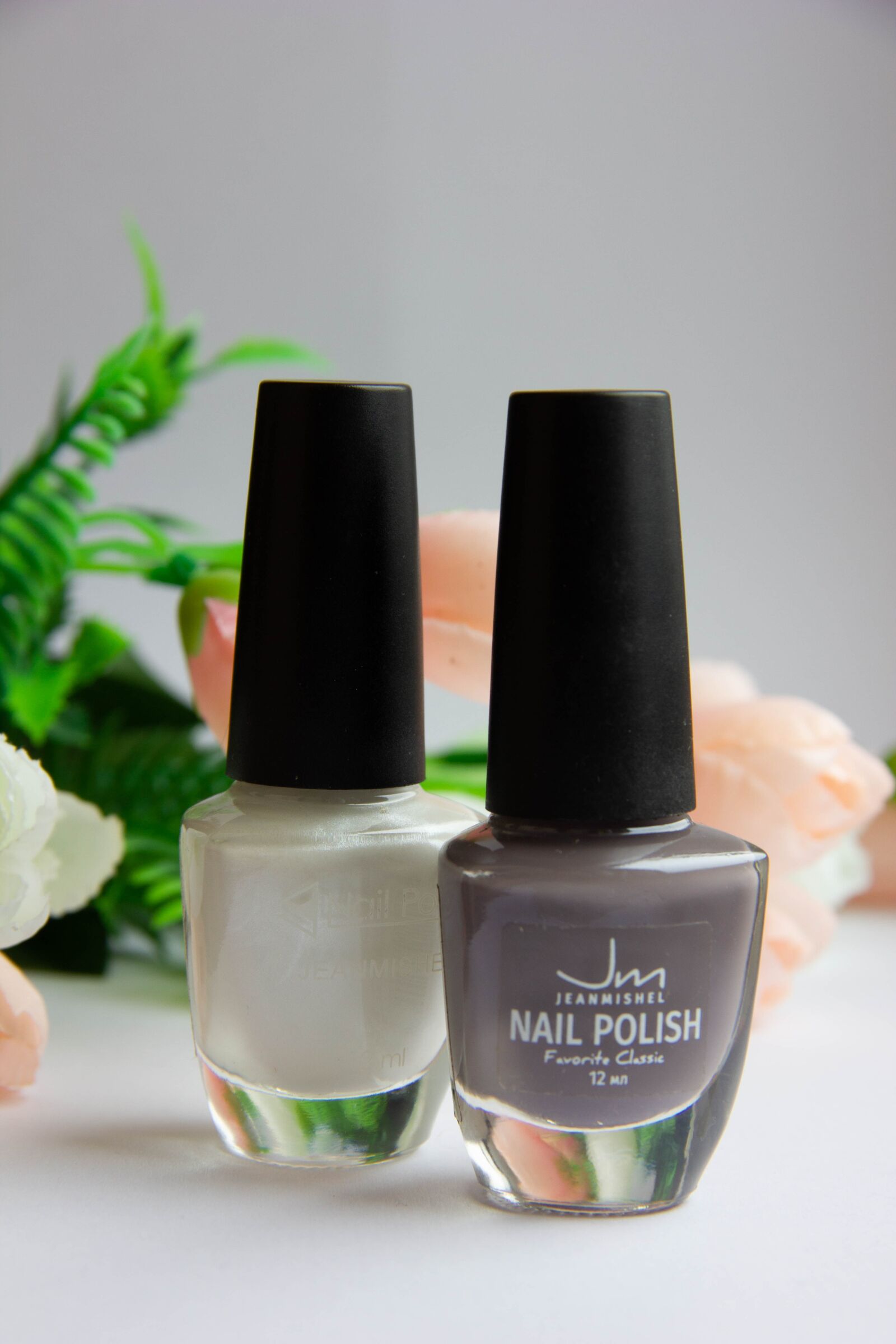 Canon EF-S 18-135mm F3.5-5.6 IS sample photo. Nail gel, beauty, manicure photography