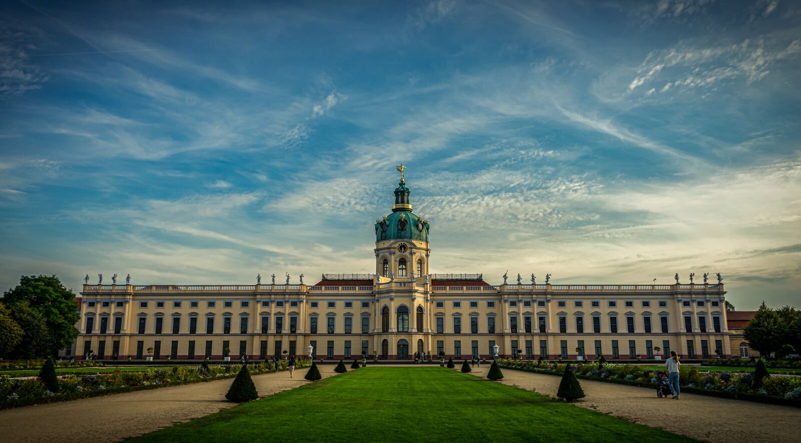 Sony a7 II + Sony FE 28-70mm F3.5-5.6 OSS sample photo. Castle, schlossgarten, garden photography