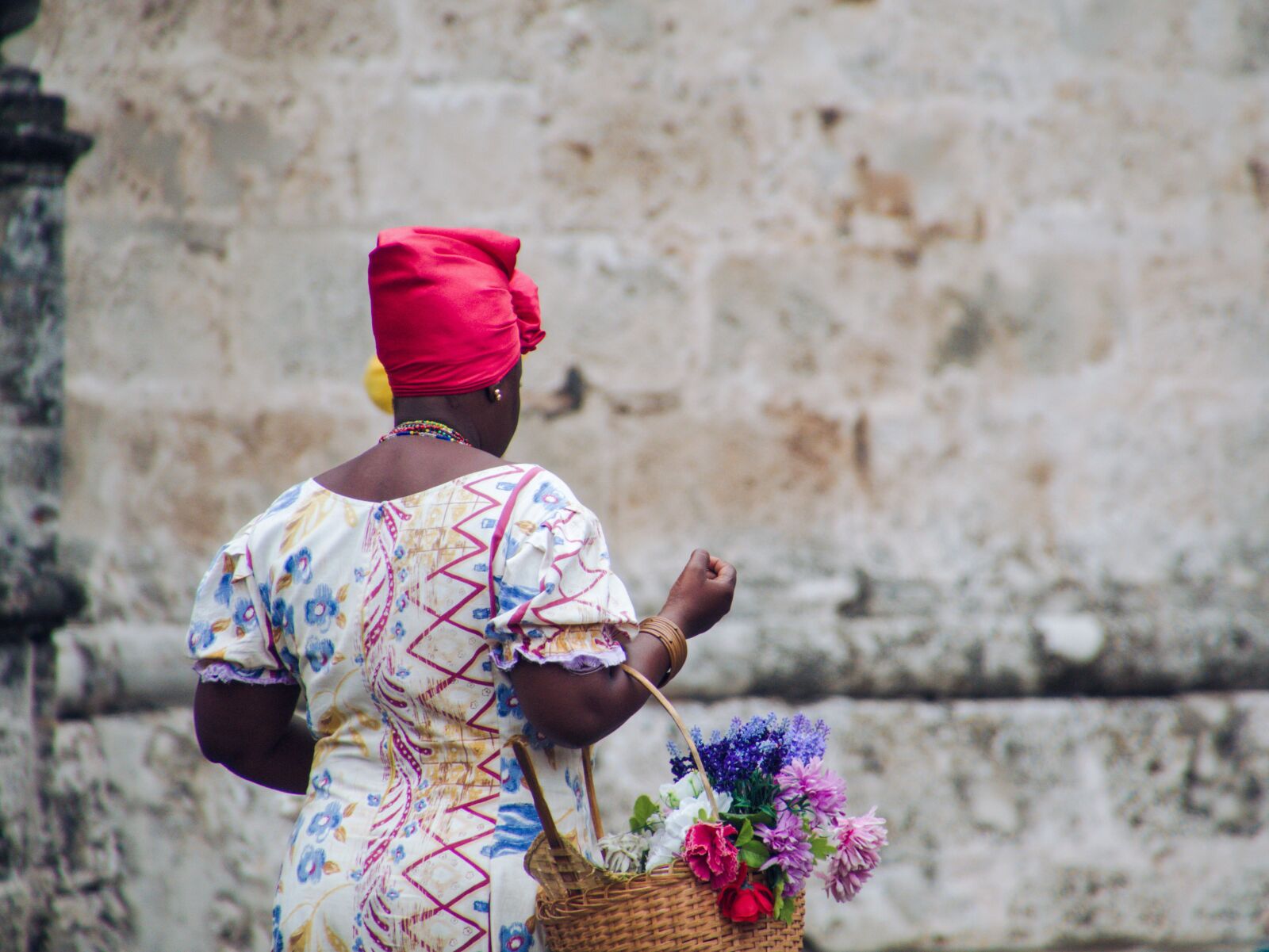 Canon EOS 70D sample photo. Woman, flower, street photography