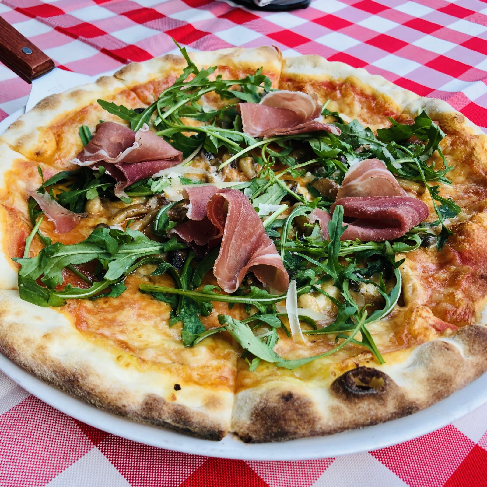 iPhone 8 back camera 3.99mm f/1.8 sample photo. Pizza, italian, delivery photography
