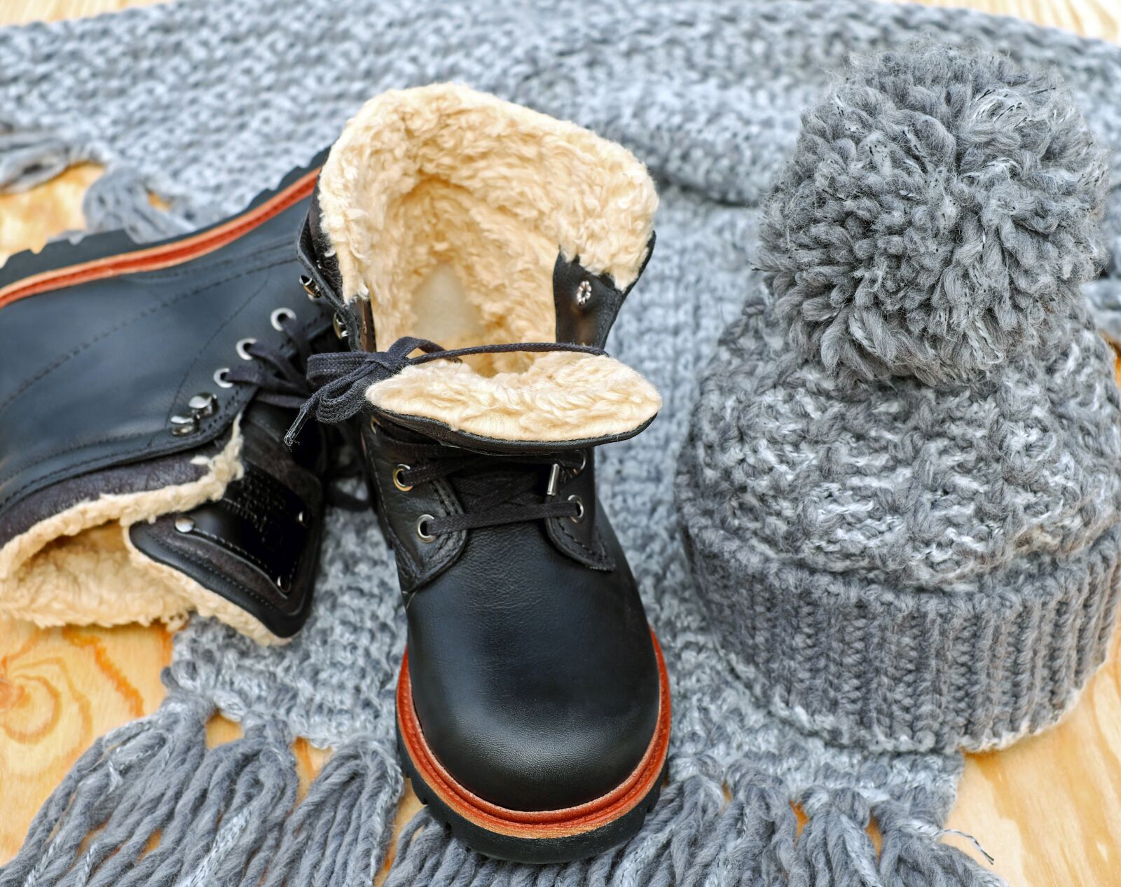 Fujifilm X-T10 + Fujifilm XF 35mm F1.4 R sample photo. Shoes, winter shoes, women's photography