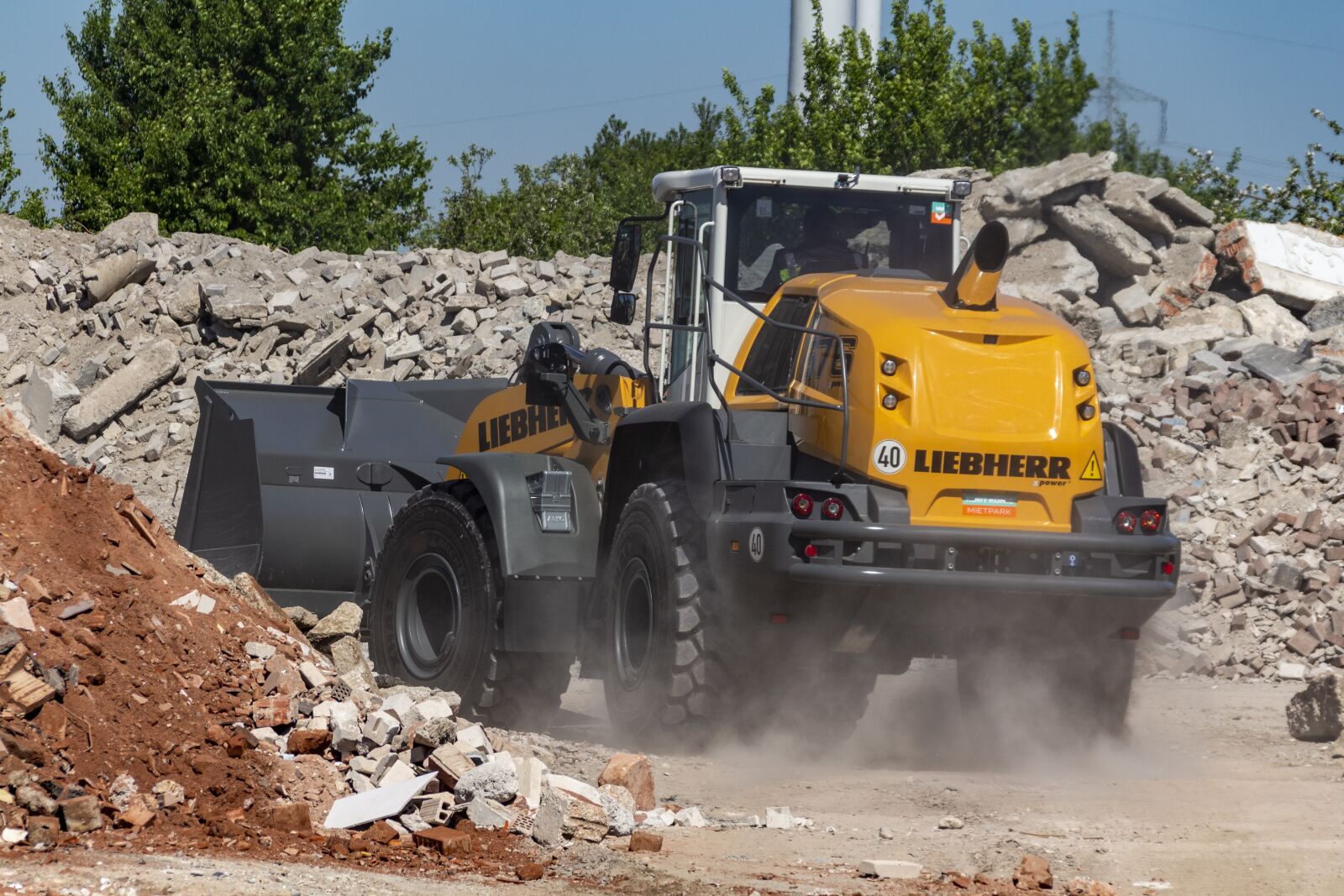 Canon EOS 650D (EOS Rebel T4i / EOS Kiss X6i) sample photo. Construction machine, site, wheel photography