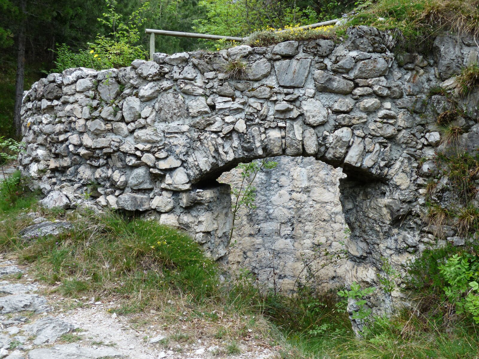 Panasonic Lumix DMC-FZ200 sample photo. Lime kiln, historically, ruin photography