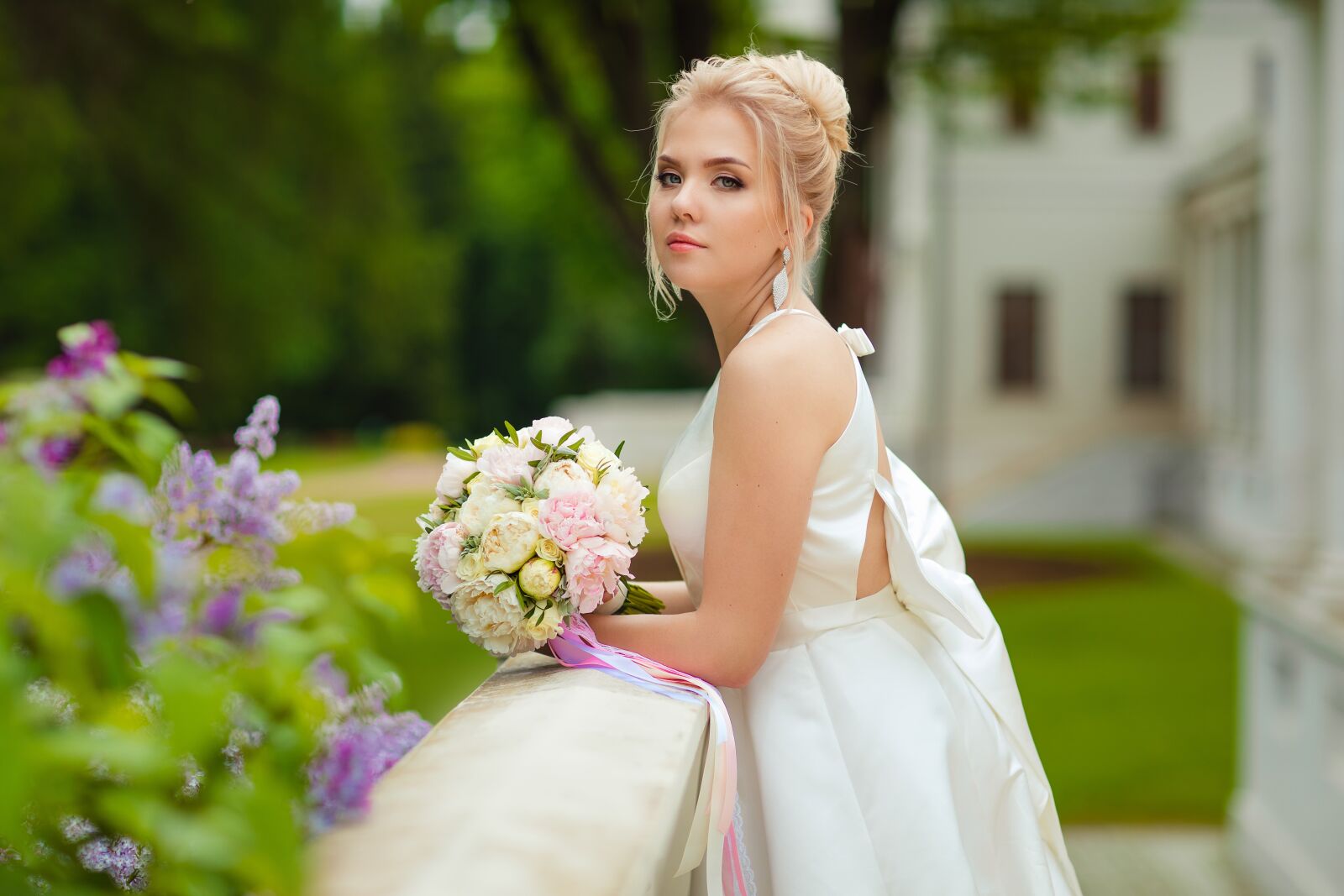 Canon EOS 5D Mark IV + Canon EF 85mm F1.2L II USM sample photo. Wedding, bride, stand by photography