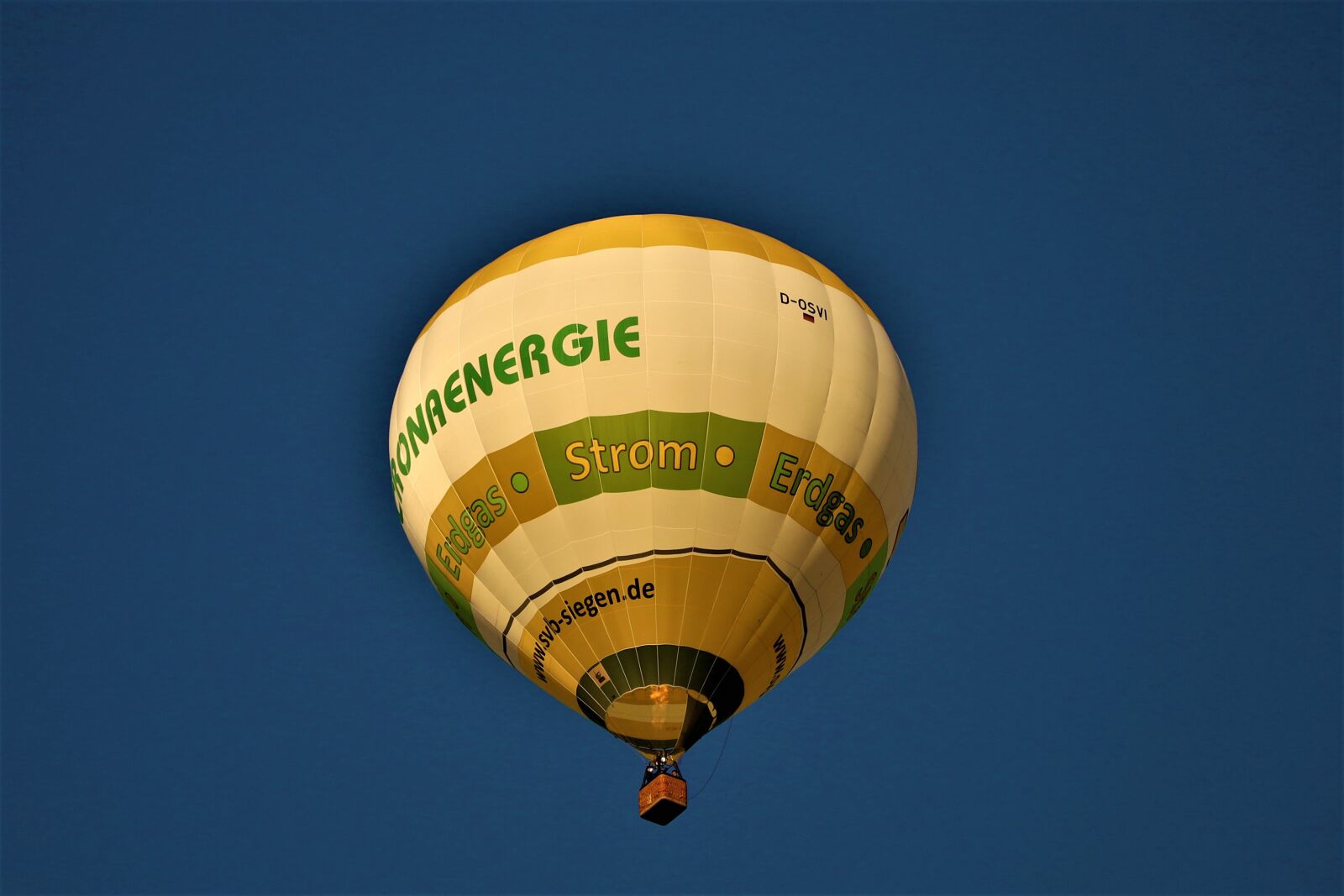 Canon EOS RP sample photo. Hot air balloon, fun photography