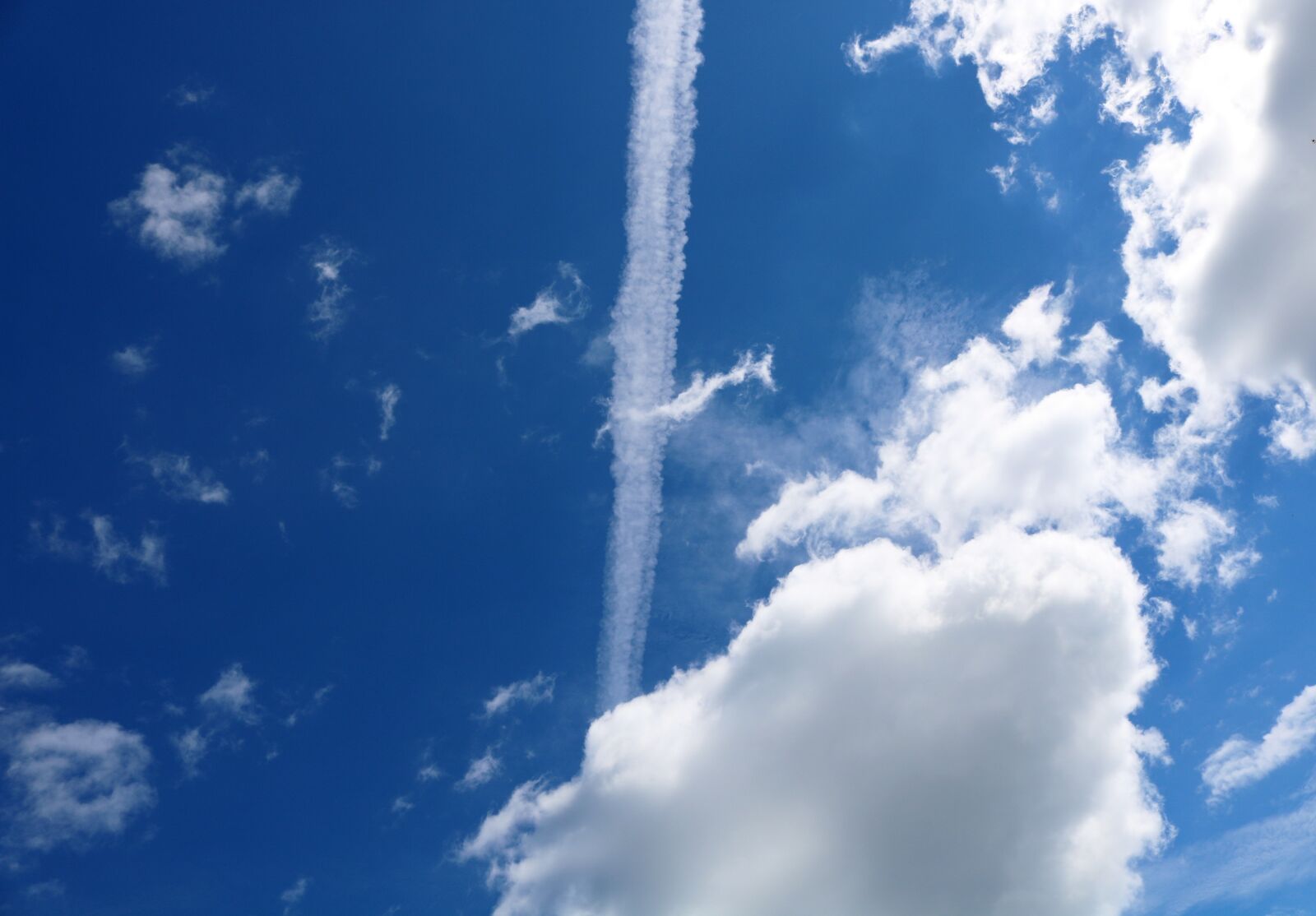 Canon EOS 750D (EOS Rebel T6i / EOS Kiss X8i) sample photo. Contrail, cloud, chemtrail photography