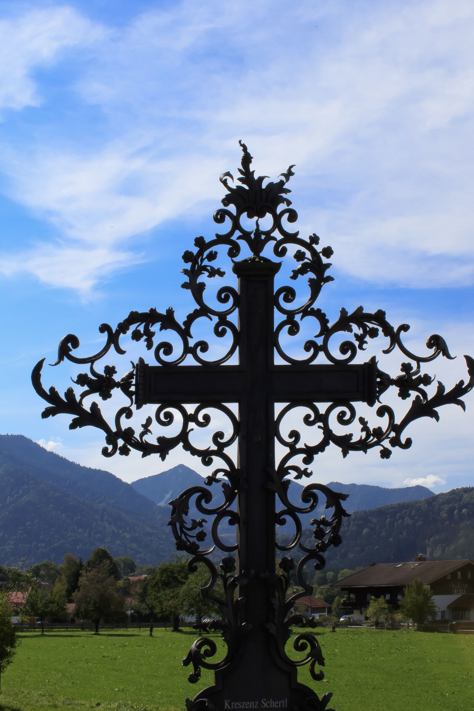 Canon EOS 1300D (EOS Rebel T6 / EOS Kiss X80) sample photo. Cross, cemetery, grave photography