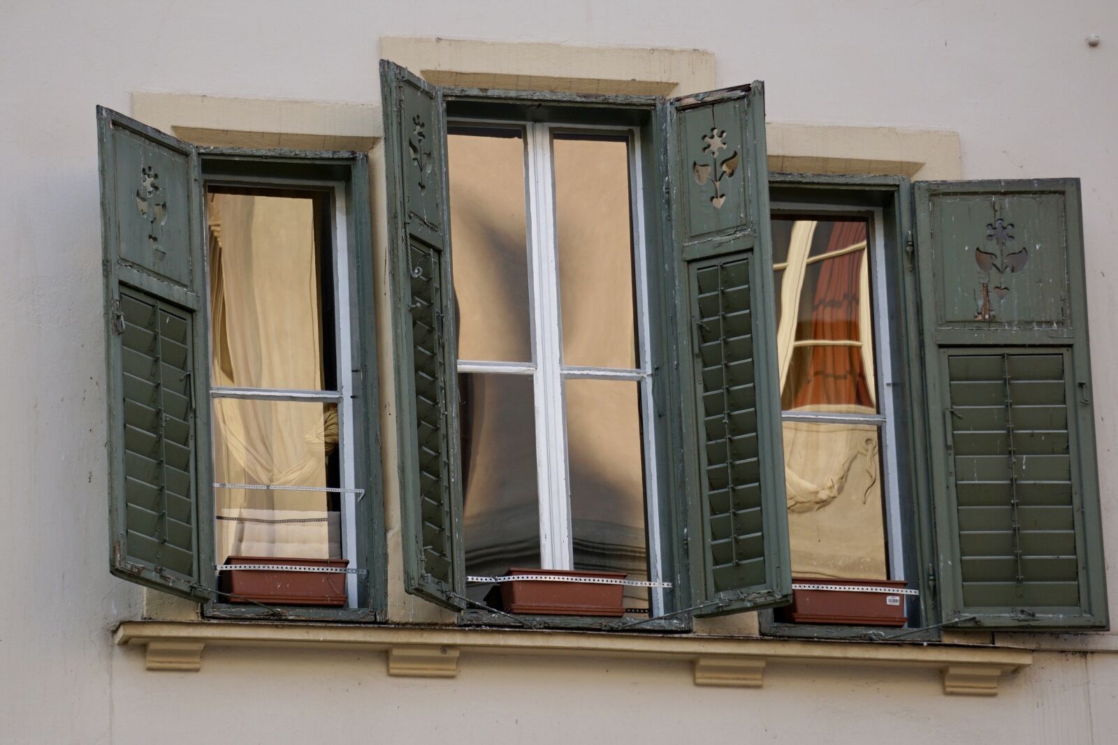 Sony E 55-210mm F4.5-6.3 OSS sample photo. Windows, reflections, colors photography