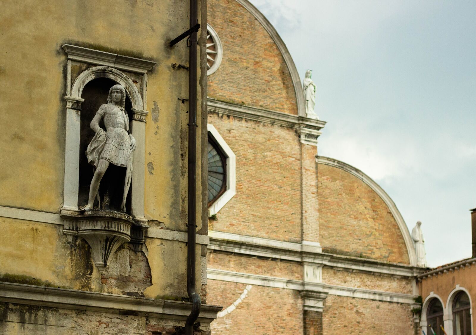 Canon EOS 600D (Rebel EOS T3i / EOS Kiss X5) + Canon EF 50mm F1.8 II sample photo. Old statue, niche, italian photography