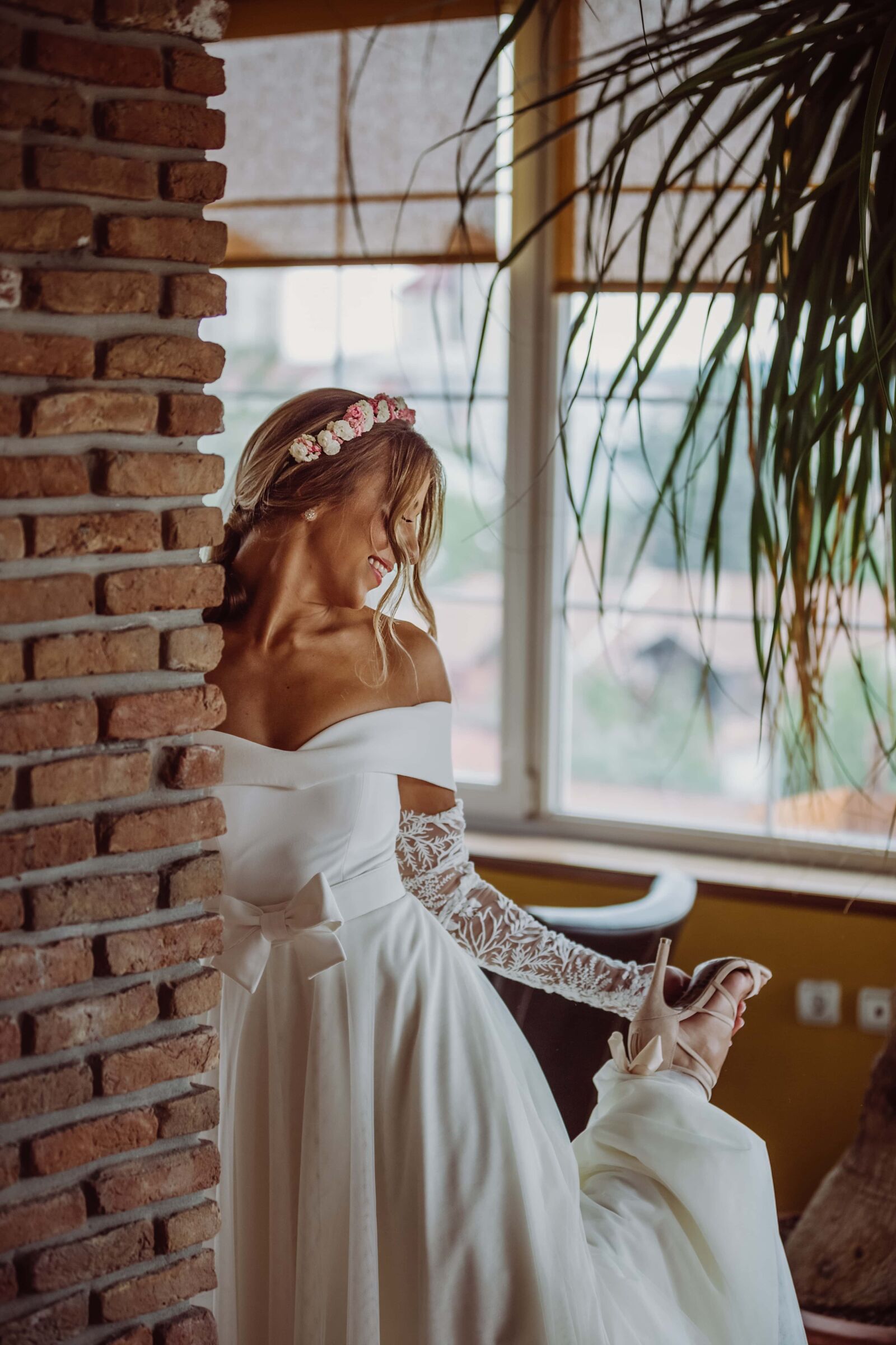 Canon EOS 6D + Canon EF 70-200mm F2.8L IS II USM sample photo. Wedding, bride, enjoyment, apartment photography