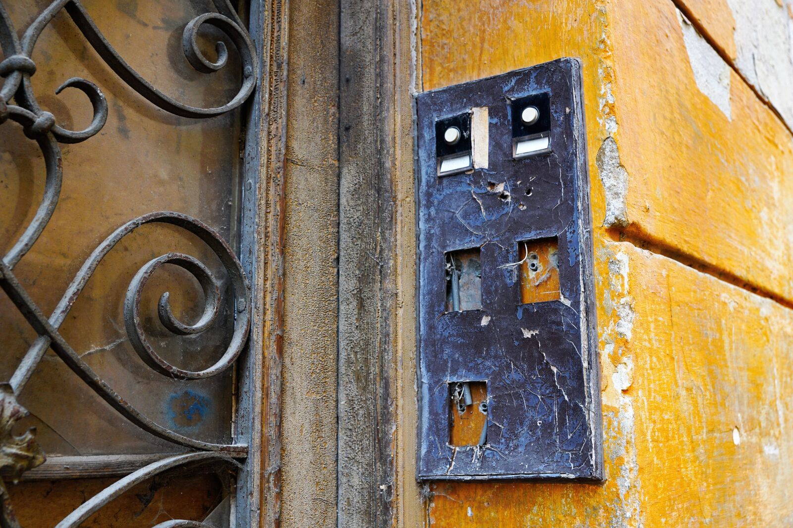 Sony ILCA-77M2 + Sony DT 16-50mm F2.8 SSM sample photo. Door, house, wall photography