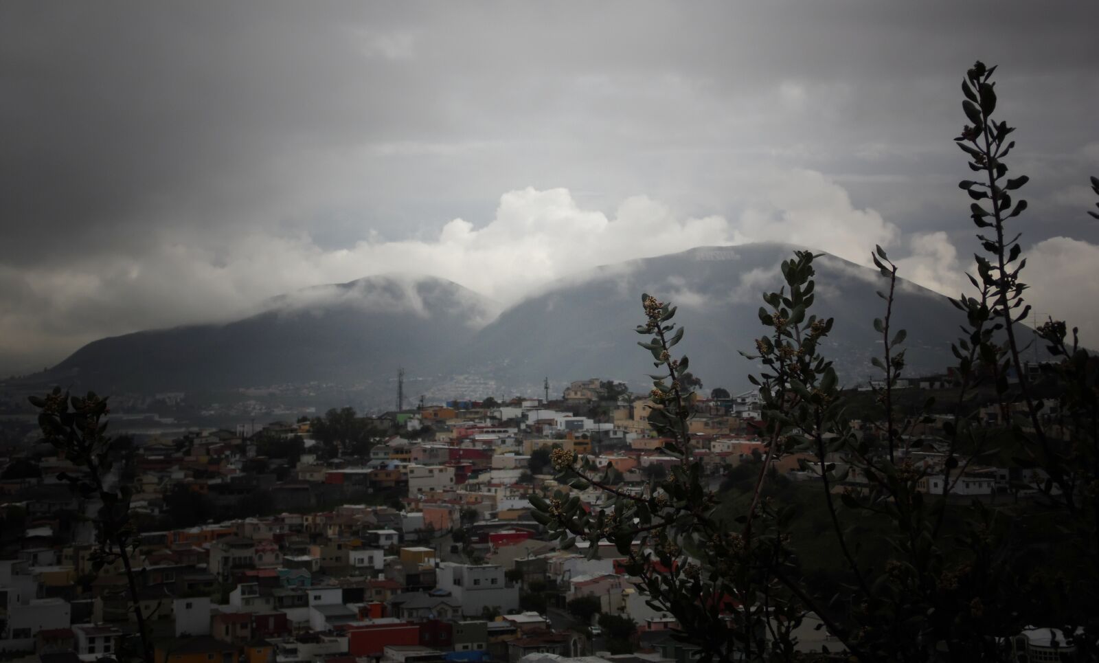 Samsung WB100/  WB101 sample photo. Ciudad, fotografia, montanas, niebla photography