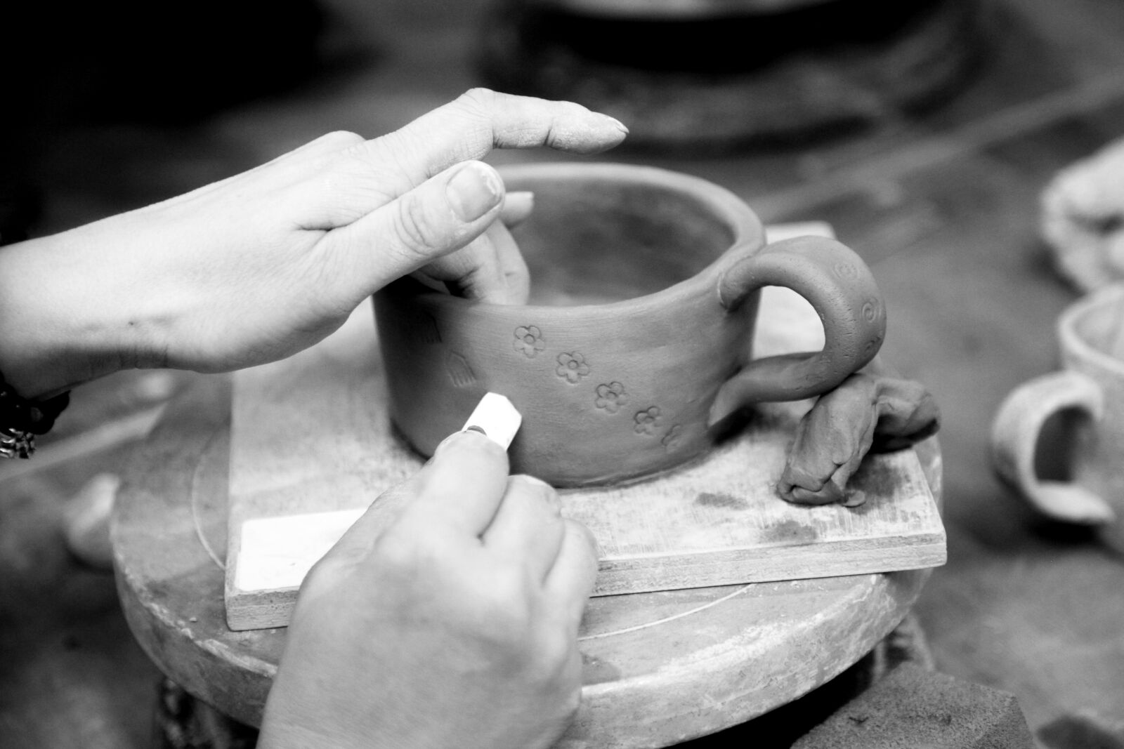 Canon EOS 5D Mark II sample photo. Porcelain, hand, dirt photography