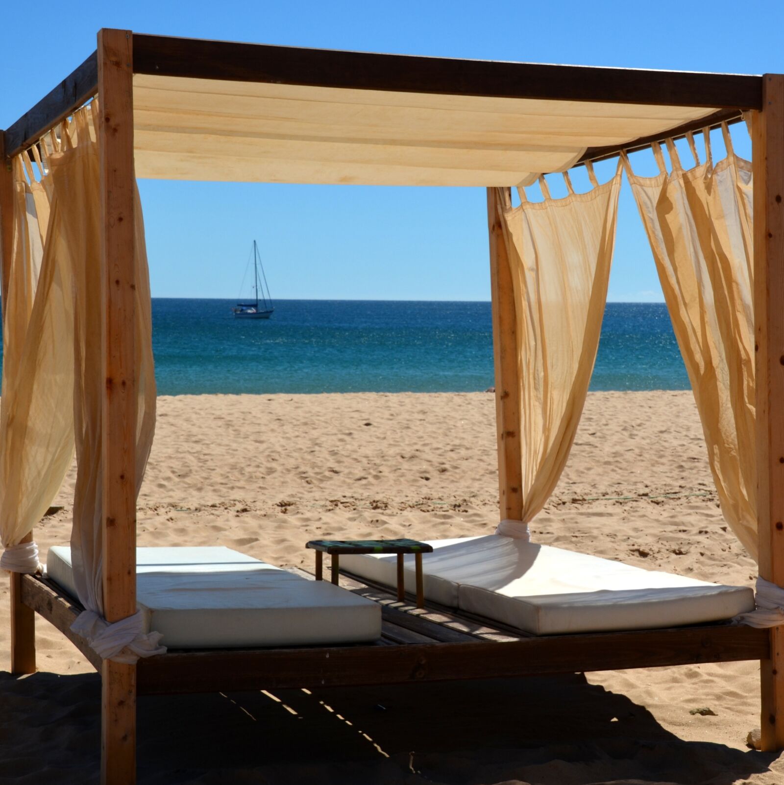 Nikon D5100 sample photo. Bed, beach, sea photography