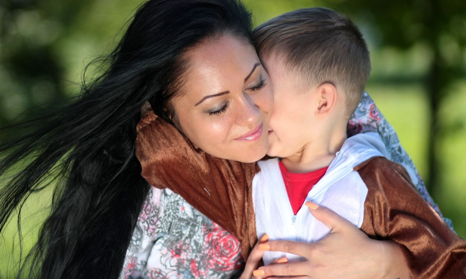 Canon EOS 450D (EOS Rebel XSi / EOS Kiss X2) sample photo. Mom, son, teddy bear photography