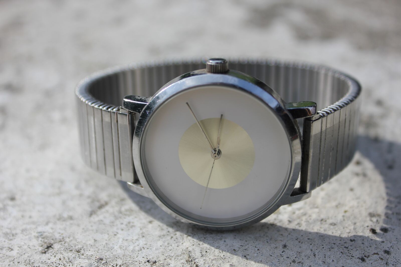 Canon EOS 550D (EOS Rebel T2i / EOS Kiss X4) sample photo. Clock, watch, started photography