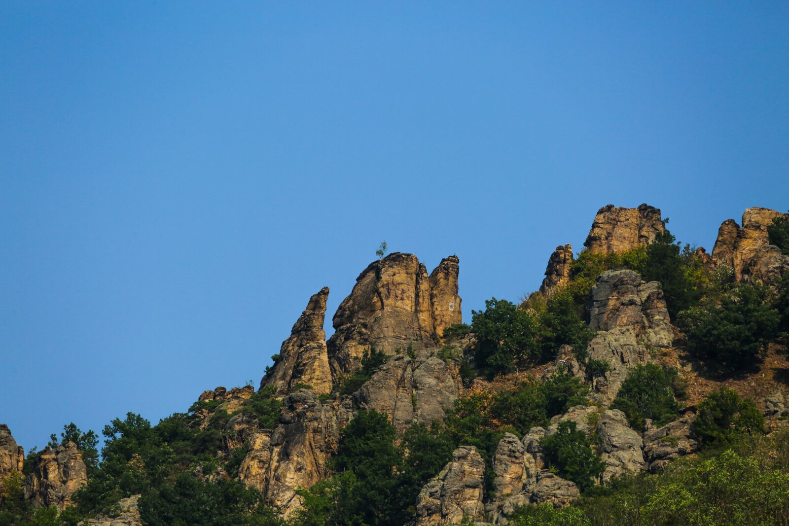 Canon EF 100-400mm F4.5-5.6L IS USM sample photo. Mountain, rock, alpine panorama photography