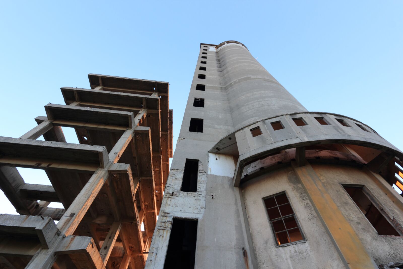 Canon EOS 550D (EOS Rebel T2i / EOS Kiss X4) sample photo. Albania, fier, industry photography