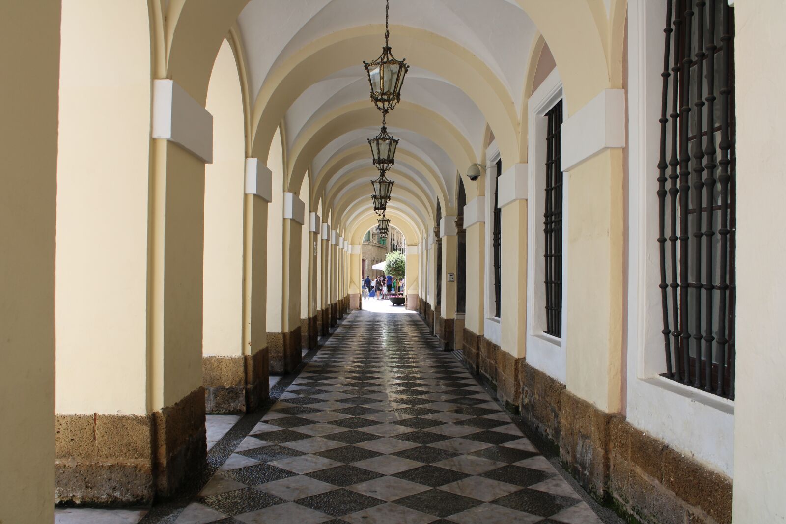 Canon EOS 2000D (EOS Rebel T7 / EOS Kiss X90 / EOS 1500D) sample photo. Town hall of cadiz photography