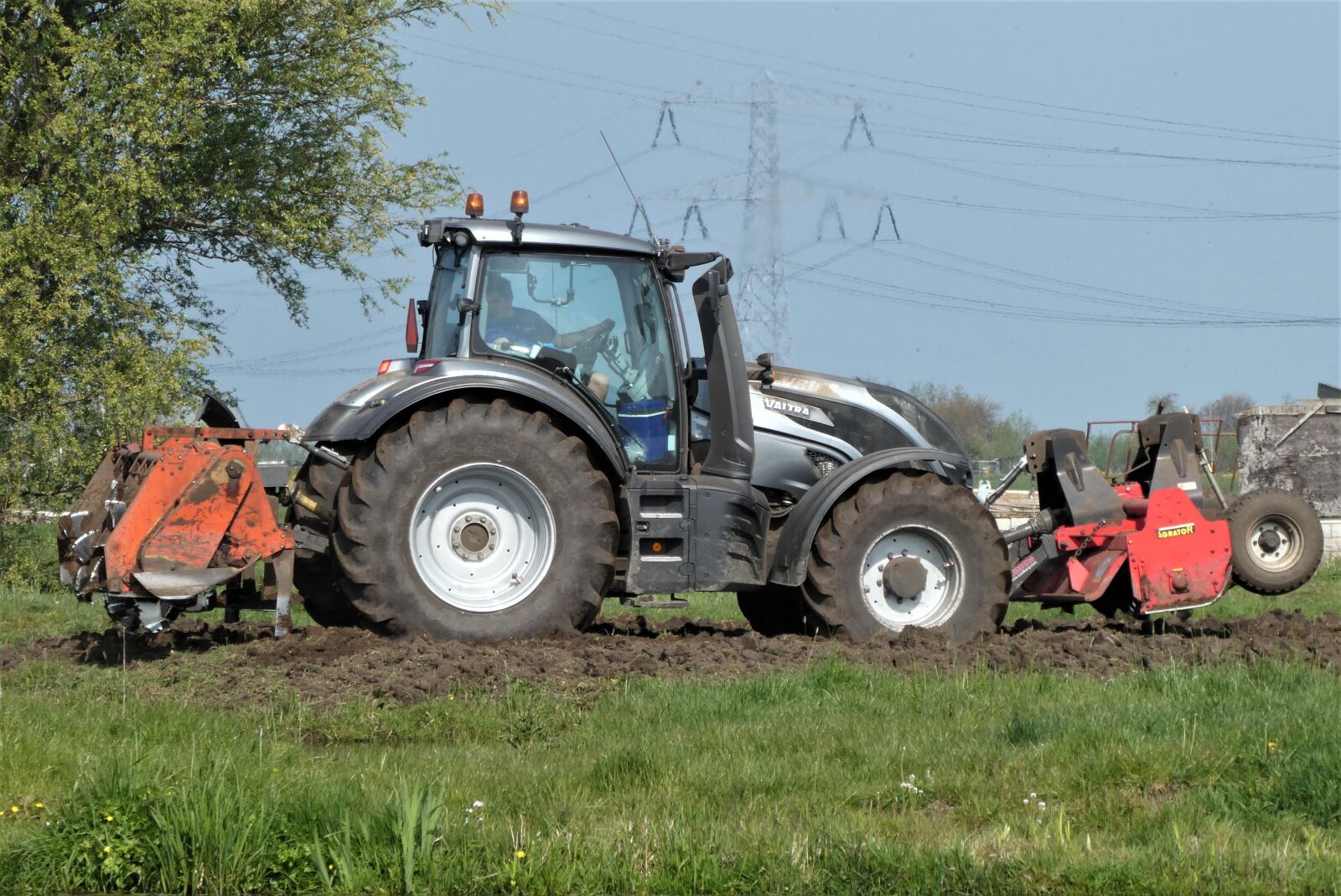 Panasonic Lumix DC-ZS70 (Lumix DC-TZ90) sample photo. Tractor, agricultural machinery, grassland photography