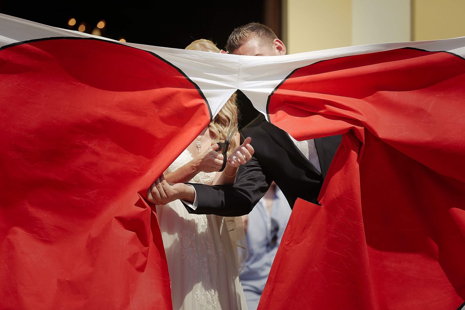 Canon EOS 5D Mark III sample photo. Canvas, bride, groom, scissors photography