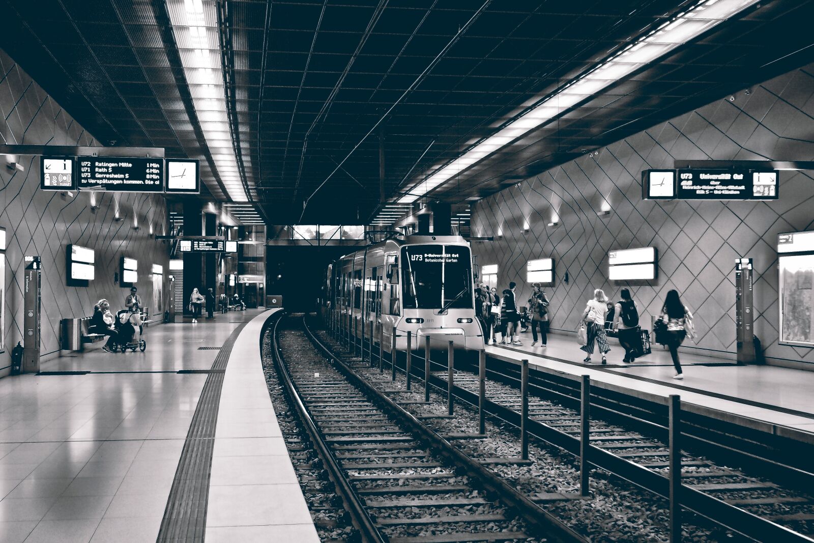 Olympus OM-D E-M10 sample photo. Metro, underground, station photography