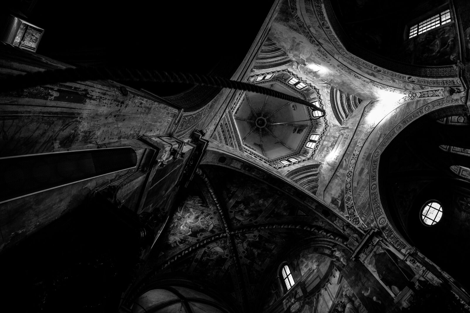 Fujifilm X-E2 sample photo. Black white, church, columns photography